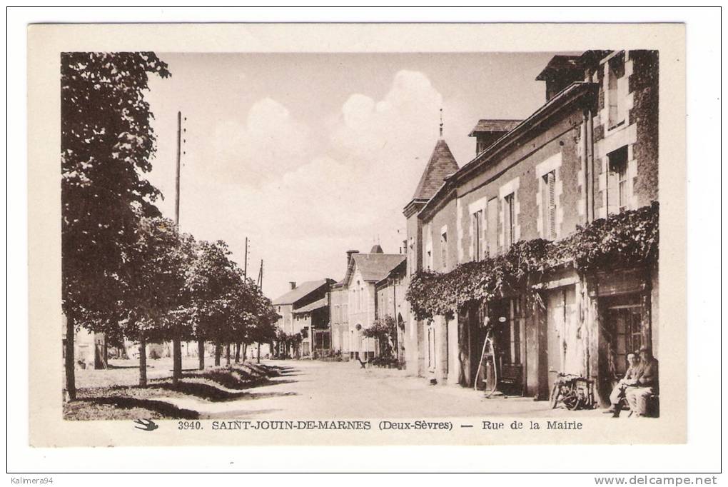 DEUX-SÈVRES  /  SAINT-JOUIN-de-MARNES  /  RUE  DE  LA  MAIRIE  ( Moto Années 40 + Pompe à Essence ESSO ) - Saint Jouin De Marnes