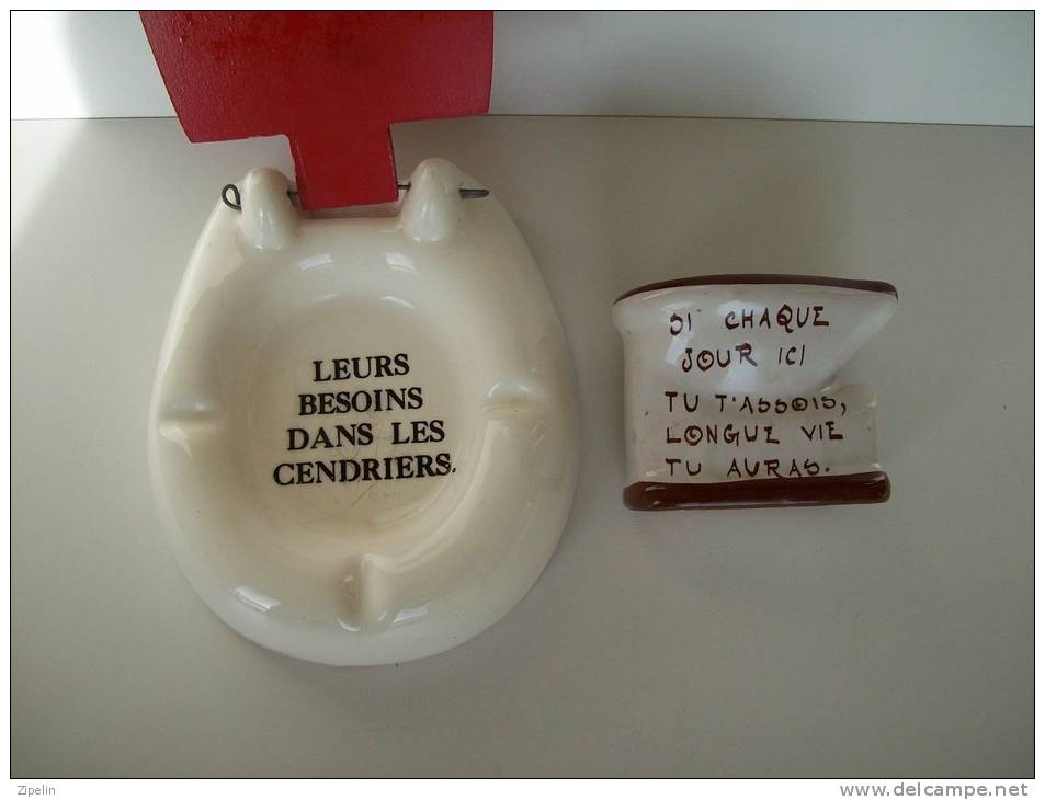 2 Cendriers Céramiques Humouristiques, Lire Les Légendes - Porcelana