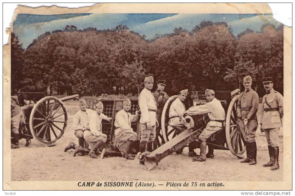 Cp , Militaria , Camp De Sissonne , Aisne , Pièces De 75 En Action - Materiale