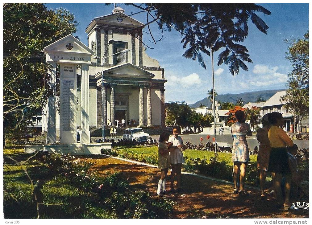 CP LA REUNION SAINT ST BENOIT Les Jardins Monuments Aux Morts église Automobile Renault 4 Station Pompe Essence Antar ) - Saint Benoît