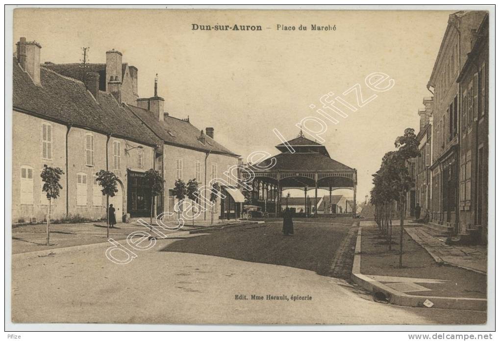 (Dun-sur-Auron) Place Du Marché. - Dun-sur-Auron