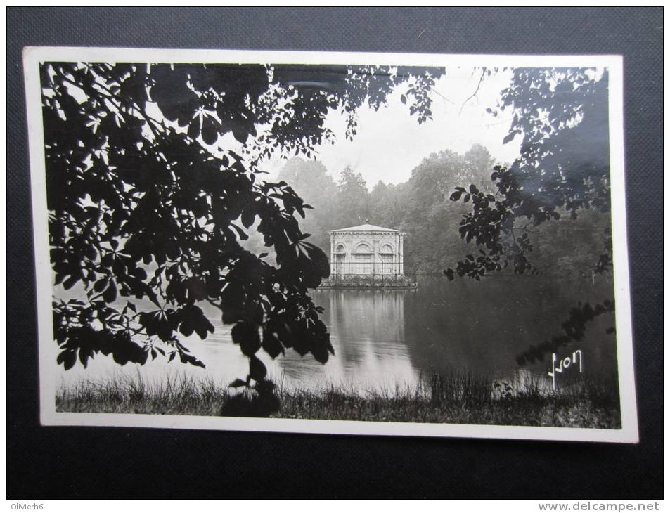 FRANCE (M29) FONTAINEBLEAU (4 Vues) Soie Recouvrant Les Murs Du Théatre De Napoléon III à Fontainebleau + 1 CPSM - 1950 - Alfombras & Tapiceria