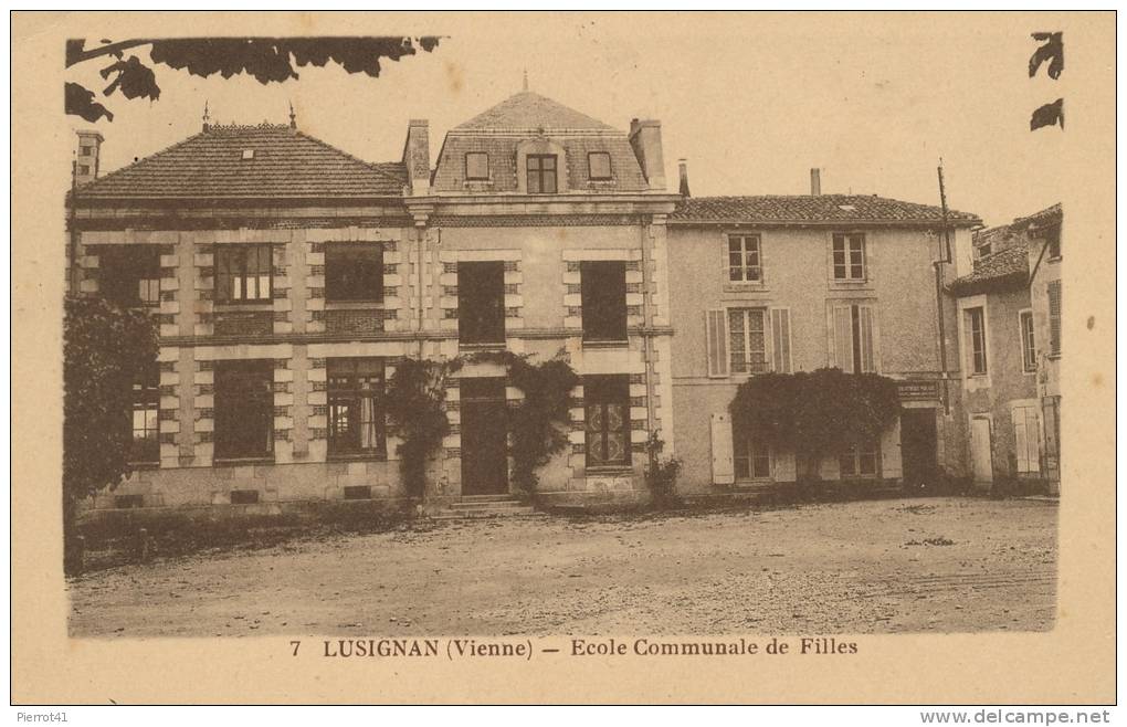 LUSIGNAN - Ecole Communale De Filles - Lusignan