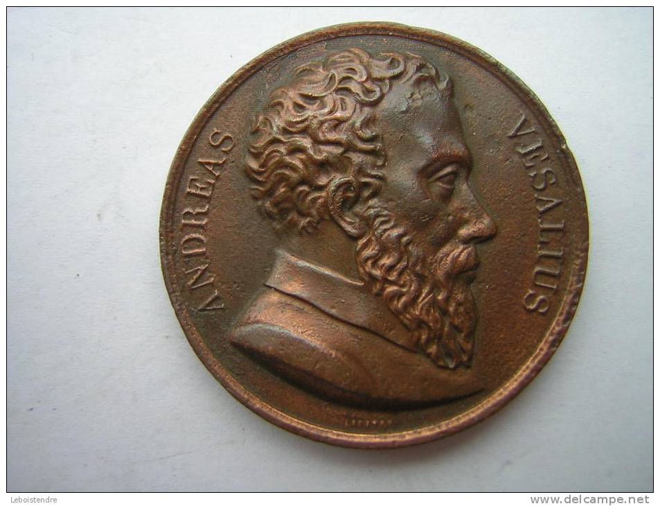 PETITE MEDAILLE BRONZE XIX E MDCCCXX  SIGNEE MAIS PAS LISIBLE ANDREAS VESALIUS NATUS BRUXELLE - Otros & Sin Clasificación