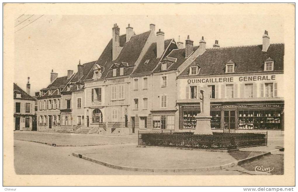 CHATILLON COLOGNY LA RUE ARISTIDE BRIAND ET MONUMENT AUX MORTS - Chatillon Coligny