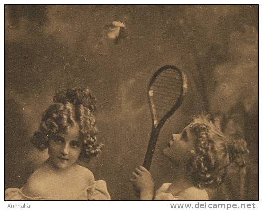 Tres Jolies Petites Filles Jouant Au Badminton Volant - Groupes D'enfants & Familles