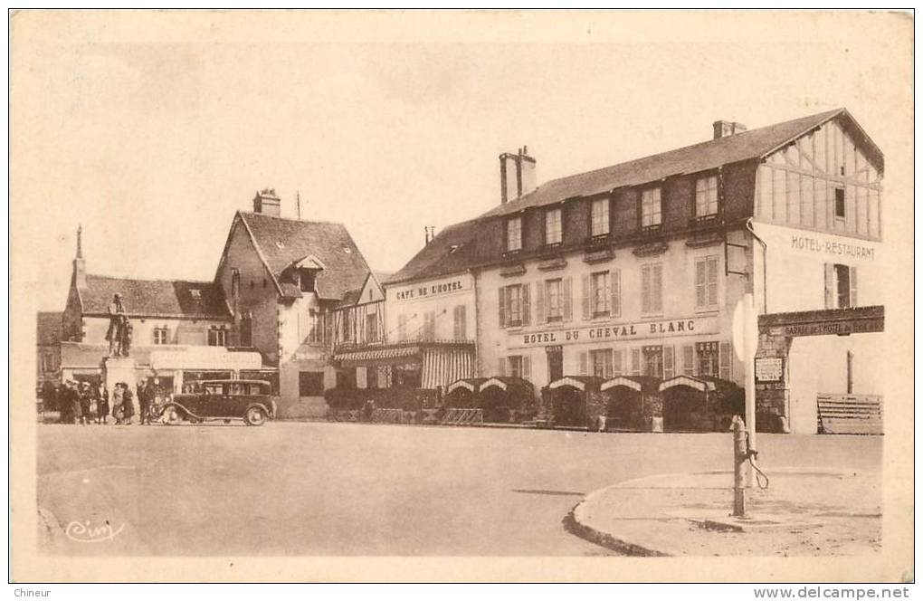 CHATILLON COLIGNY PLACE BECQUEREL ET HOTEL DU CHEVAL BLANC - Chatillon Coligny