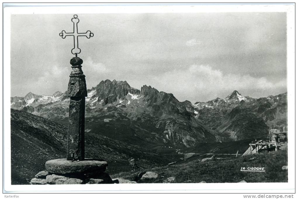 Col De La Croix De Fer, Au Fond, Le Glandon Et Les Aiguilles D`Argentiere - Gland