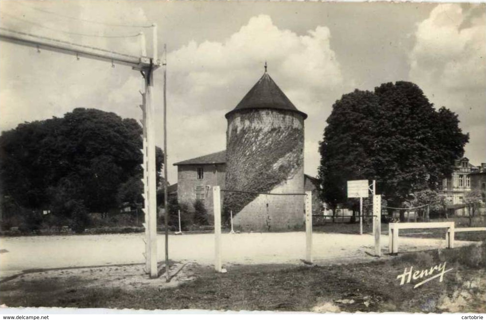 Dépt 55 - MONTIERS-SUR-SAULX - Le Terrain De Sport - CPSM - Montiers Sur Saulx