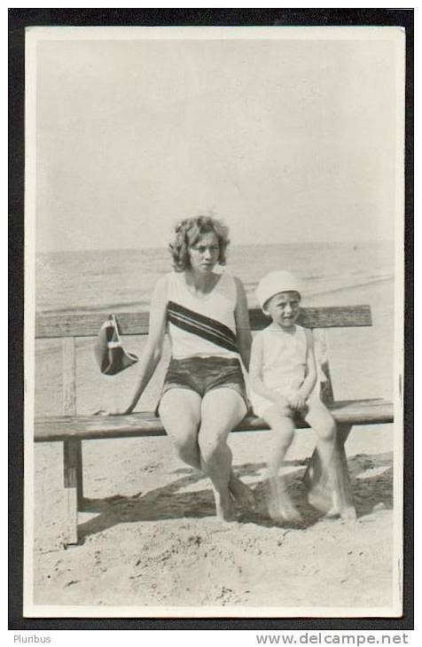 ESTONIA.  NARVA JÕESUU , HUNGERBURG , WOMAN WITH CHILD ON THE BEACH, OLD POSTCARD DATED 1931 - Estonia