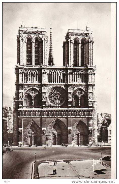 Place Du Parvis - Notre-Dame De Paris