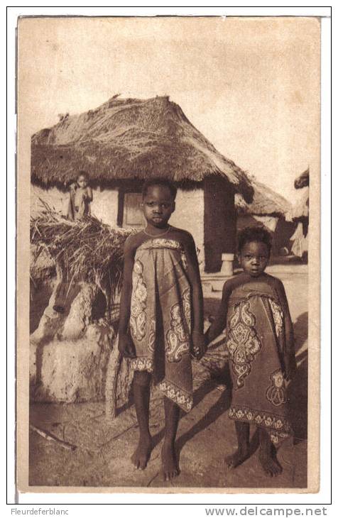 SAVALOU (Dahomey) - CPA - Fétiche Et Jeunes Indigènes ... Enfants, Afrique, Case - Dahomey