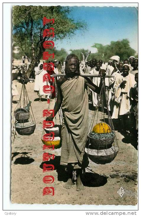 ACHAT IMMEDIAT < TCHAD - ABECHE - Jeune Fille Et Femmes Au Marché - Dos Scanné - Tchad