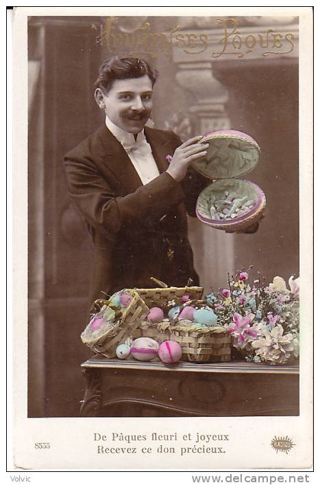- Carte Pâques  - Homme Avec Corbeilles Fleuries Sur Une Table Remplies D'oeufs - 8555 - Ostern