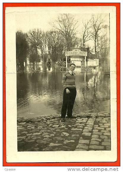 En L' état PHOTO Amateur Petit Format - 37 St Saint-Avertin - Un Homme Pose Face Au Restaurant JAULNAY - Lieux