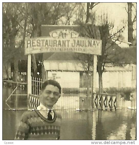 En L' état PHOTO Amateur Petit Format - 37 St Saint-Avertin - Un Homme Pose Face Au Restaurant JAULNAY - Lieux