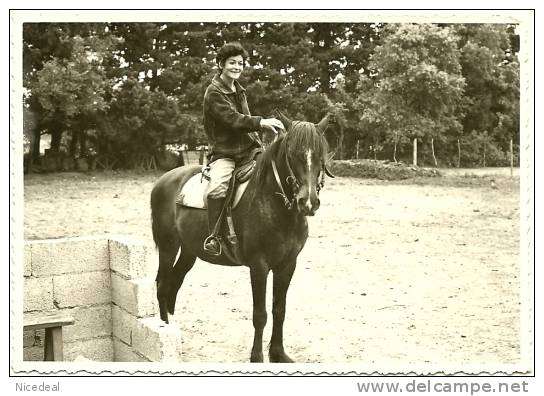 Ancienne Photo Amateur Tirage Argentique N&B 8x12 Cavalière écuyère Jeune Femme En Selle Cheval équitation 1966 - Sport