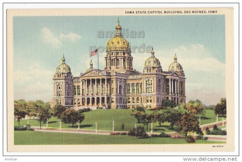 USA, DES MOINES IOWA IA ~STATE CAPITOL BUILDING ~vintage Unused Postcard C1940s~AMERICAN FLAG  [c3211] - Des Moines