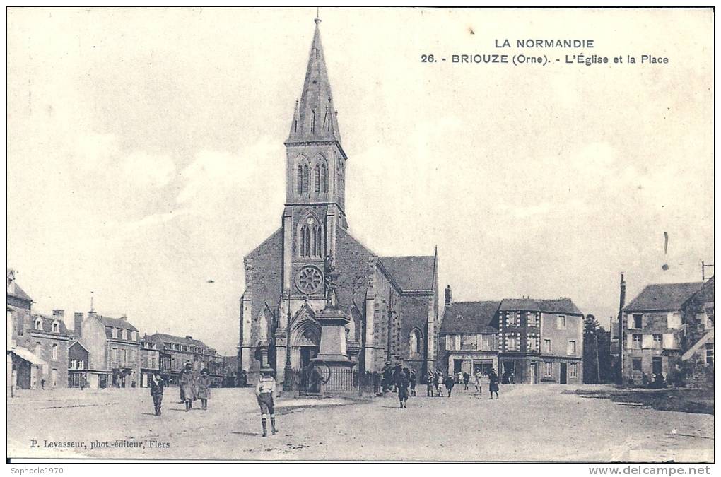 BASSE NORMANDIE - 61 - ORNE - BRIOUZE - L'Eglise Et La Place - Petite Animation - Briouze