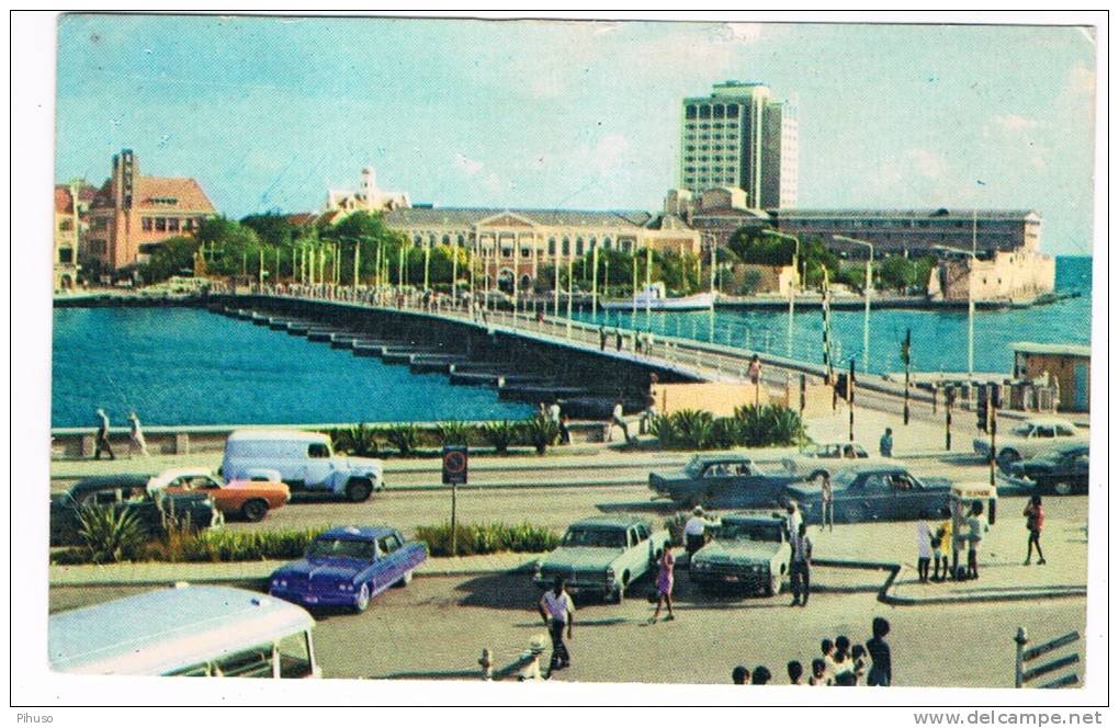 CUR-40  CURACAO : Famous Pontoon-Bridge (with Old American Cars) - Curaçao