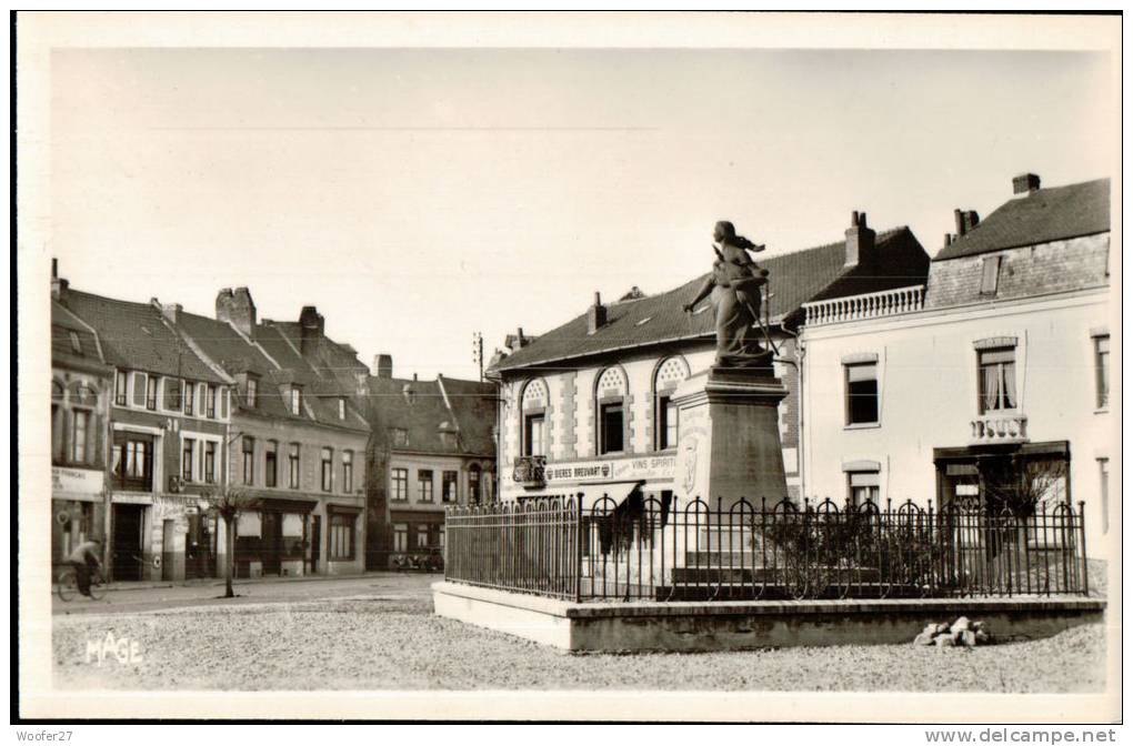 CPSM  AIRE SUR LA LYS   Place Jehan D'aire  Et Ses Commerces - Aire Sur La Lys