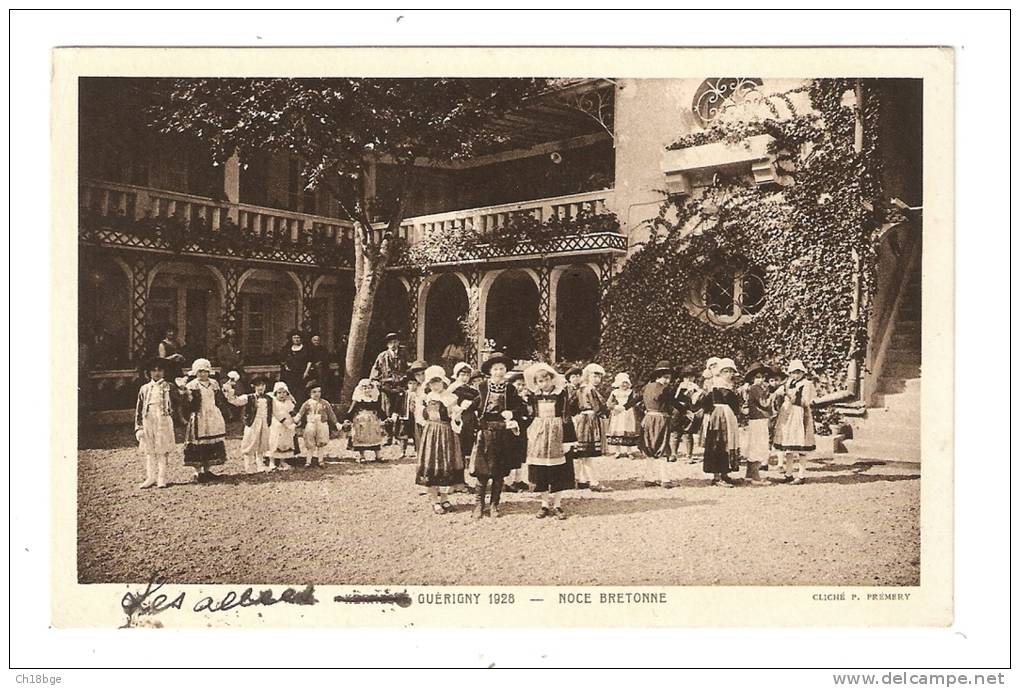 CPA : 58 - Nièvre :Guérigny : Le Vieux Manoir : Noce Bretonne : Enfants En Costume Breton Posant Dans Une Grande Cour - Guerigny