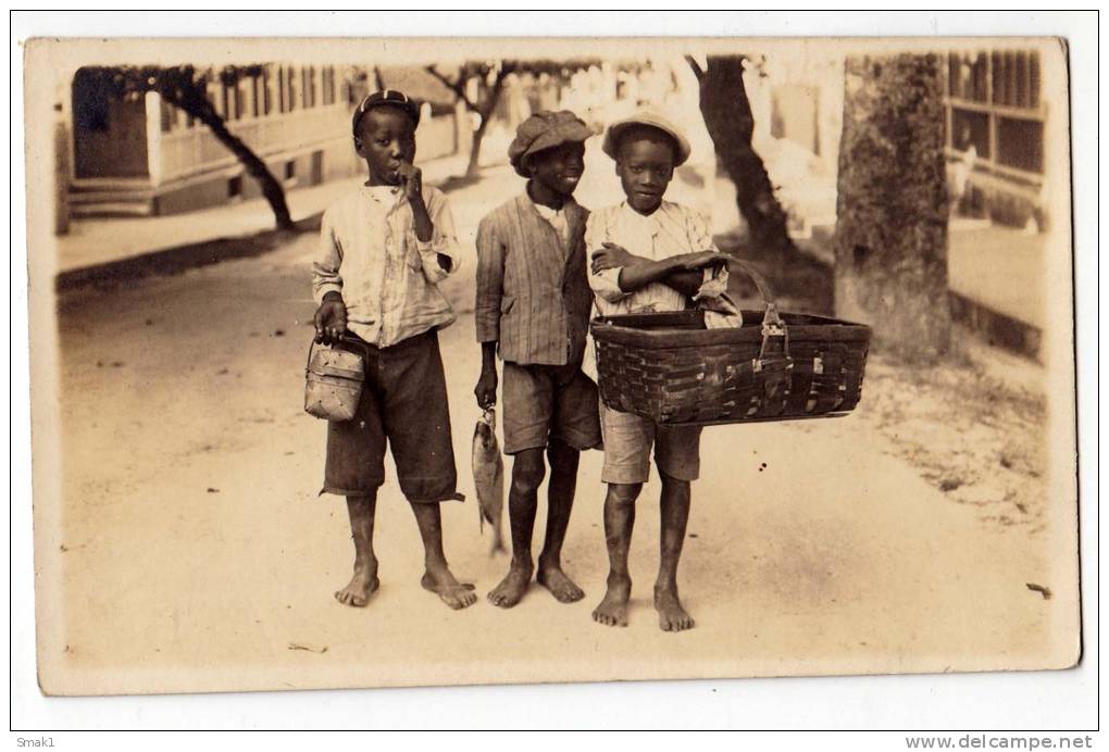 PHOTOGRAPHS CHILDREN BOYS FISH SELLERS OLD POSTCARD - Photographs