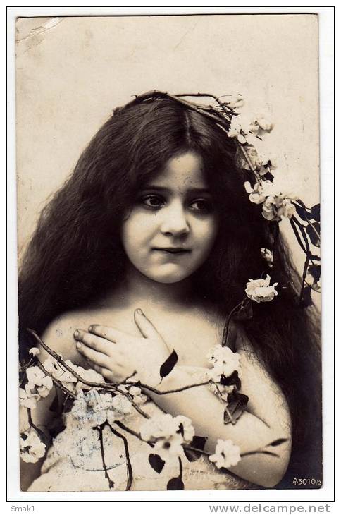 PHOTOGRAPHS CHILDREN GIRL WITH FLOWERS IN HAIR AL Nr. 3010/2 OLD POSTCARD 1905. - Photographs