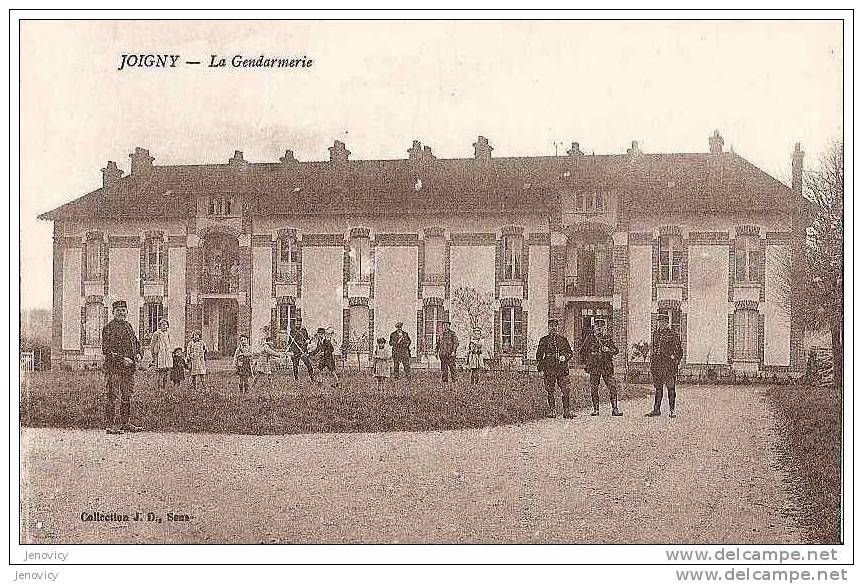 JOIGNY. LA GENDARMERIE, SES GENDARMES ET LEURS ENFANTS JOUANT AUX SOLDATS FUSILS A L´EPAULE ET A L´EPEES.  REF 9648 - Police - Gendarmerie