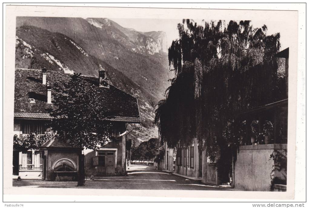 13220 B   FAVERGES.   -  Place  Gambetta. - Faverges