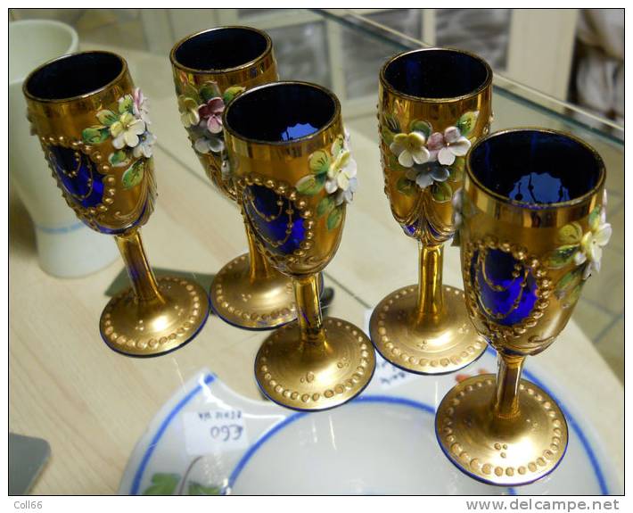 5 Délicats Verres à Liqueur De Murano Très Anciens Old Bleu Roi Or Et Motifs Floraux Très En Relief - Glass & Crystal