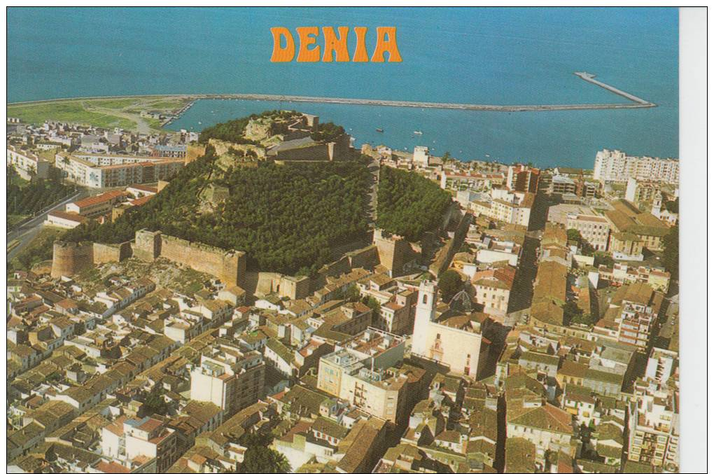 DENIA (ALICANTE).VISTA AEREA DEL PUEBLO Y DEL CASTILLO  CIRCULADA 1976 CON SELLO. AC112 - Alicante