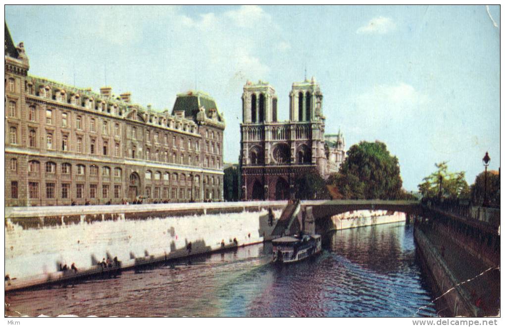 At La Seine - Notre-Dame De Paris