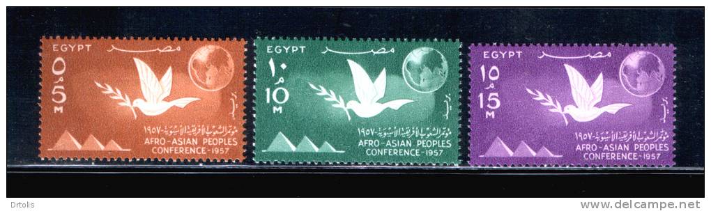 EGYPT / 1957 / AFRO-ASIAN PEOPLE'S CONFERENCE / PYRAMIDS / DOVE / GLOBE / MNH / VF . - Neufs