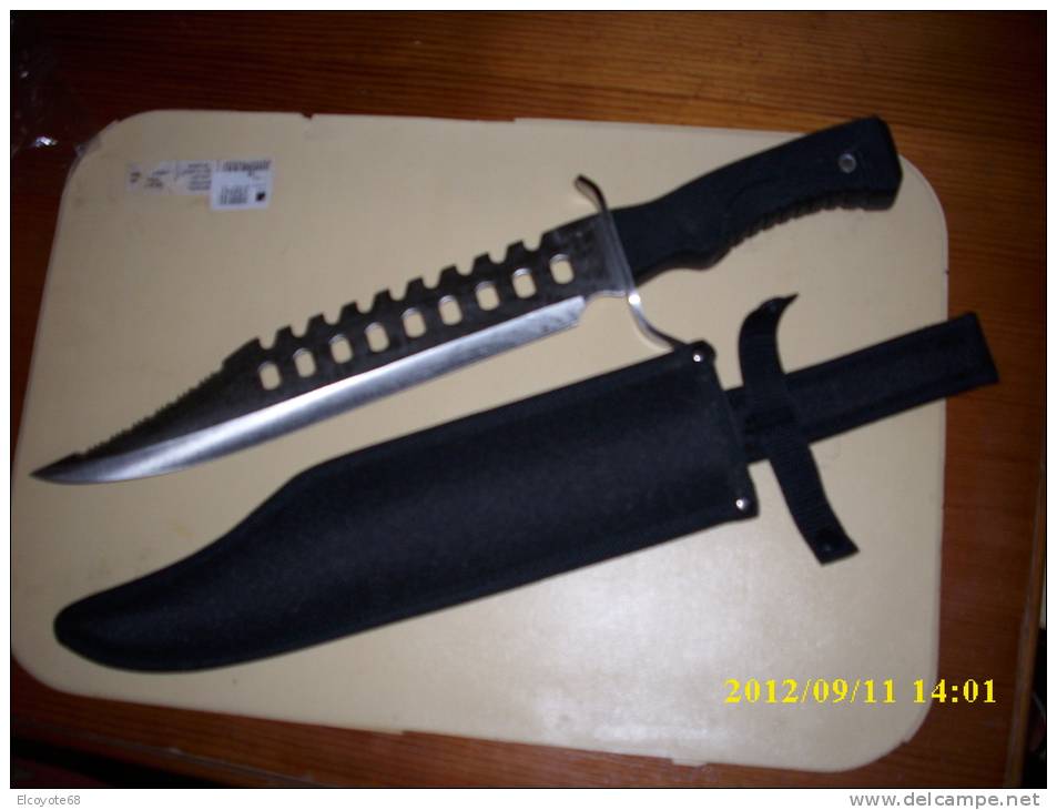 Couteau Dans Fourreau Noir - Knives/Swords