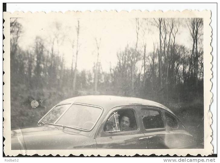 Photo - Une Femme Au Volant De Son Auto - Voiture -  Car - Automobiles