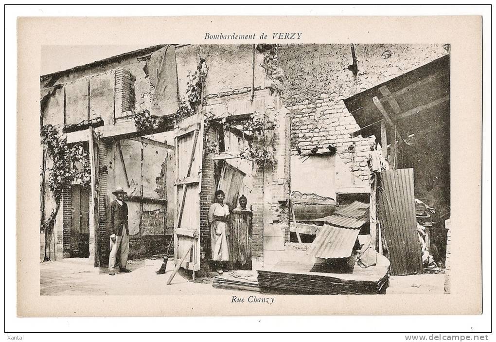 VERZY - Bombardement - Famille D'habitants Dans Les Ruines De Leur Maison - Rue Chanzy - Carte Vierge +++ - Verzy