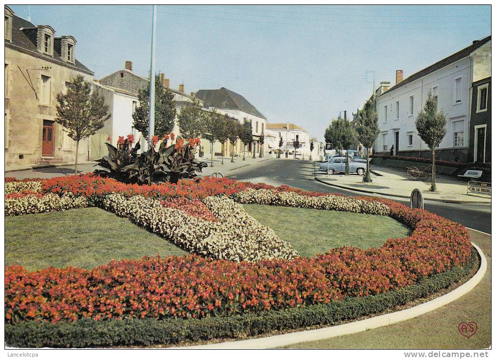 85 - AIZENAY / ROND POINT ET RUE DE L'HOTEL DE VILLE - Aizenay