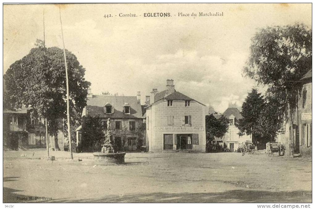 CPA ( 19)  EGLETONS Place Du Marchadial (leger Defaut Coin Haut Gauche) - Egletons