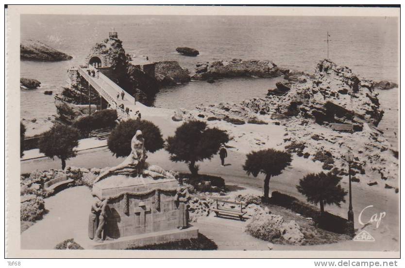 Biarritz Monument Aux Morts Et Rocher De La Vierge - Biarritz