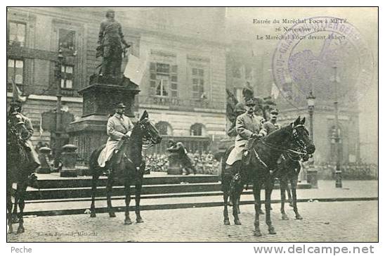 N°28305 -cpa Entrée Du Ml Foch à Metz Novempbre 1918 - Personnages