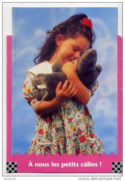 Fillette(jolie Robe Fleurie)et Son Ours En Peluche--"A Nous Les Petits Câlins",cpm Un De Plus  éd City Card--belle Carte - Jeux Et Jouets