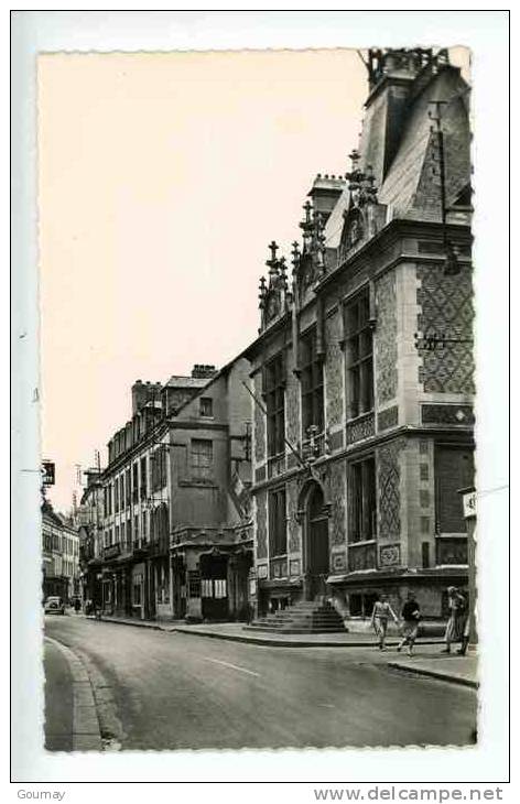 Montivilliers - Place Carnot - La Mairie - Noir Et Blanc Dentelée - Animée Vieille Voiture - Montivilliers