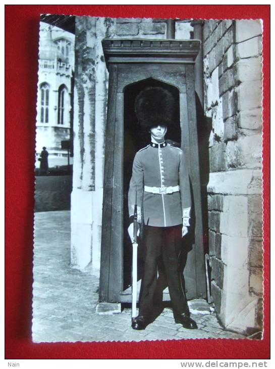 ROYAUME UNI - WINDSOR - GUARD AT HENRY VIIITH GATE , WINDSOR CASTLE - - Windsor