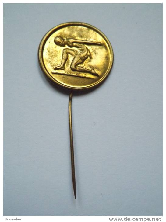 INSIGNE - EPINGLE - FRANCE - GYMNASTIQUE - FEMININE - DIAMETRE 20mm - DORE - ANNEE 40 / 50 ? - Ginnastica