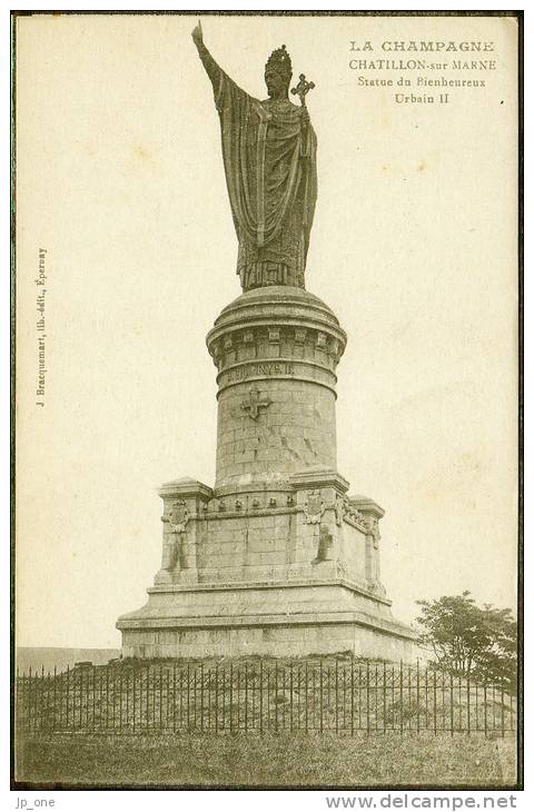 CPA  51  CHATILLON Sur MARNE    Statue Du Bienheureux  Urbain II   (TBE) - Châtillon-sur-Marne