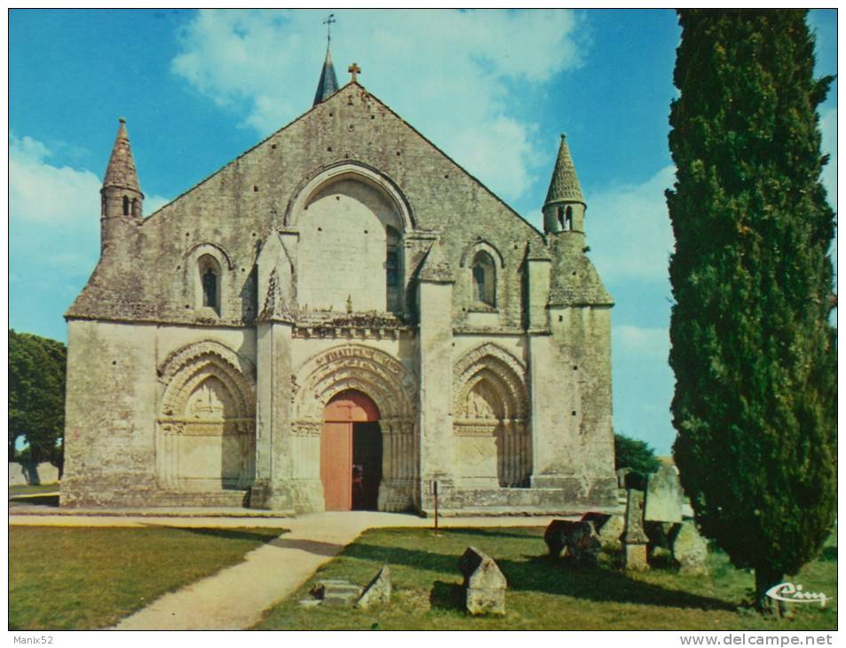 17 - AULNAY De SAINTONGE - L´ Eglise Romane Du XII° S. La Façade. - Aulnay