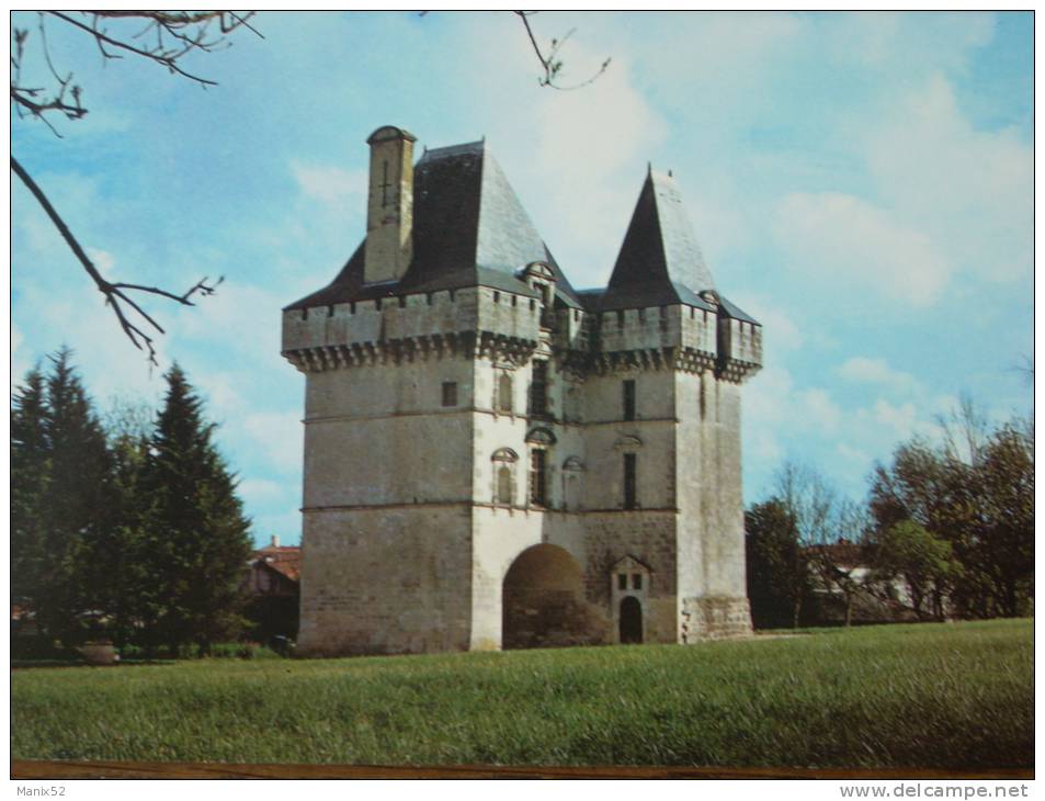 17 - MATHA - Le Château. - Matha