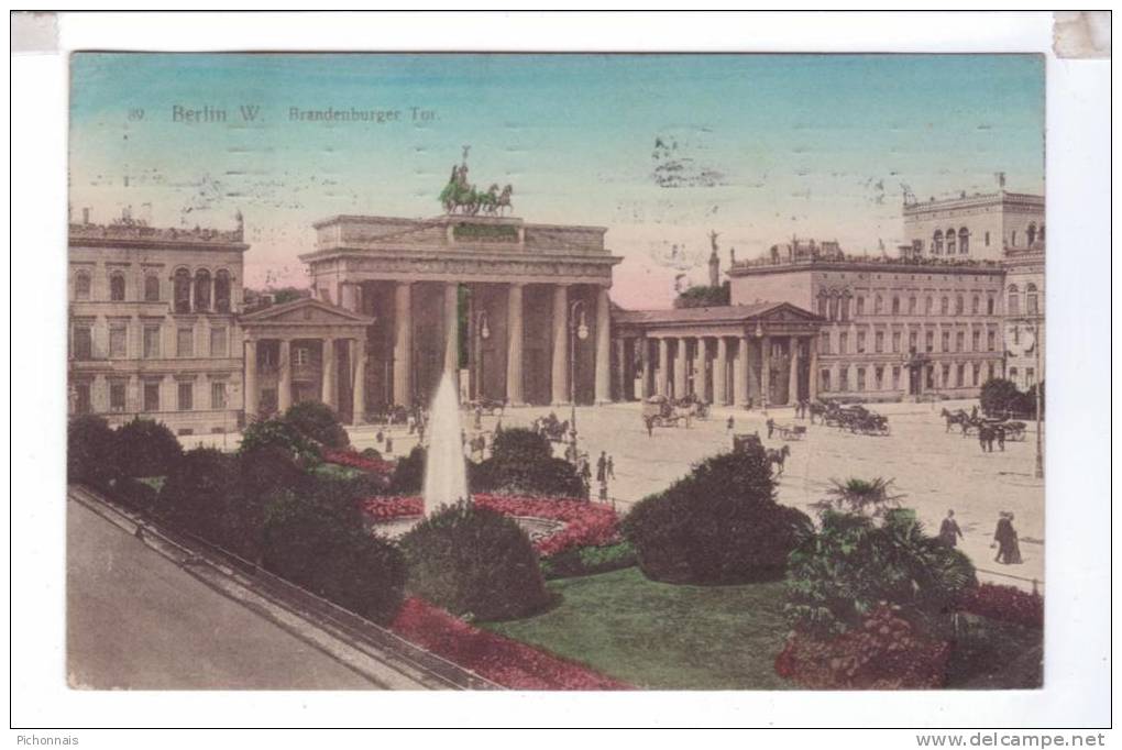 BERLIN Brandenburger Tor Fountain - Brandenburger Deur