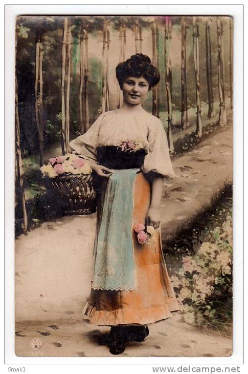 PHOTOGRAPHS WOMAN A LADY WITH FLOWERS  Nr. 133/6 OLD POSTCARD 1908. - Photographie